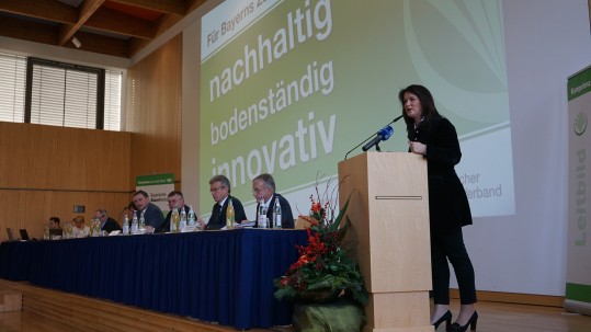 Landwirtschaftsministerin Michaela Kaniber am Pult bei der Landesversammlung des Bayerischen Bauernverbandes in Herrsching.