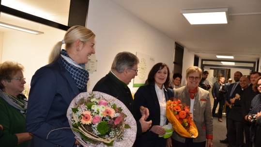 Friedhelm Dickow und Irene Waas überreichten Blumen an Ingrid Ecker und Maria Janker