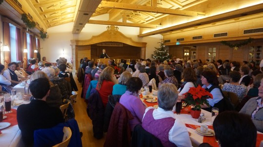 Festlich geschmückter Saal im Gasthaus Bichler Saal im GH Bichler