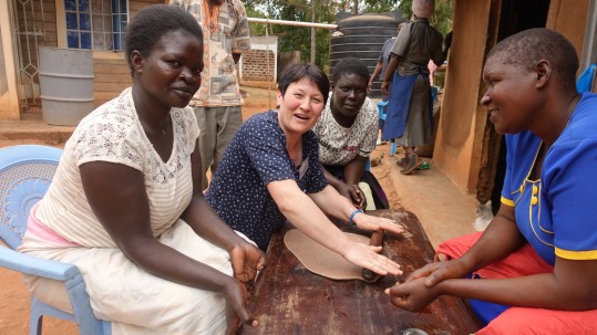 Waltraud Ranz zu Besuch bei Bäuerinnen in Kenia.