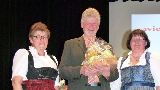 Referent Georg  Pilhofer mit Kreisbäuerin Rosmarie Maier und Stv. Kreisbäuerin Gertraud Zollner