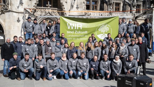 Die versammelte Mannschaft des 125. Herrschinger Grundkurses vor dem Neuen Rathaus am Marienplatz in München