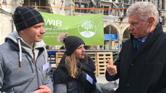Oberbürgermeister Dieter Reiter im Gespräch mit jungen Landwirten
