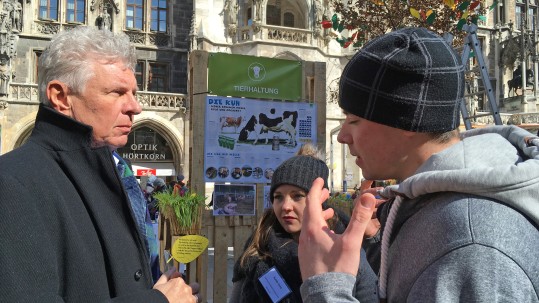 Junge Landwirte erläutern dem Münchner Oberbürgermeister moderne Tierhaltung in der Landwirtschaft