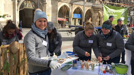 Junge Landwirte des Herrschinger Grundkurses suchen das Gespräch mit den Münchnerinnen und Münchnern auf dem Marienplatz
