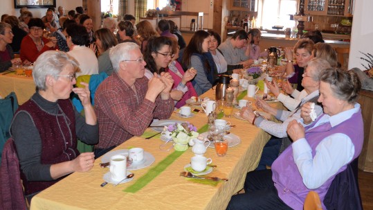 Die Landfrauen beim leckeren Honigfrühstück