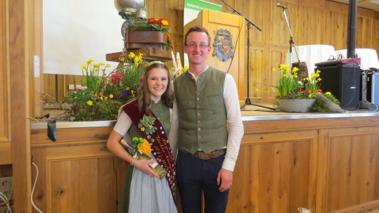 stellv. Kreisobmann Stefan Rothlehner mit Gurkenkönigin Emilia Stangl stellv. Kreisobmann Stefan Rothlehner mit Gurkenkönigin Emilia Stangl