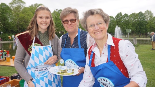 Irene Waas, renate Stöckl und Emilia Stangl am Grill