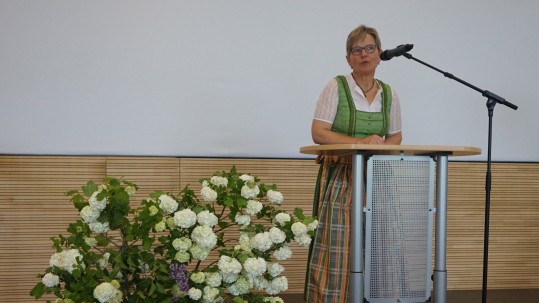 Irmgard Inninger spricht auf der Abschlussfeier