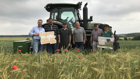 Gruppe in Mittelfranken vor dem Blühschlepper