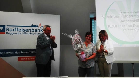 Frau Birgmann wird für ihr langjähriges Engagement in der Betriebshilfe geehrt Frau Birgmann wird für ihr 20 Jähriges Engagement geehrt