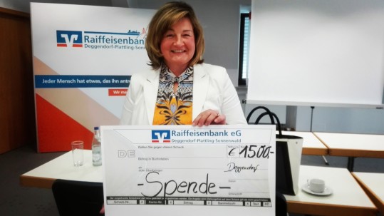 Frau Mattis erhält den Spendenbeleg über 1500 € von der Raiffeisenbank
