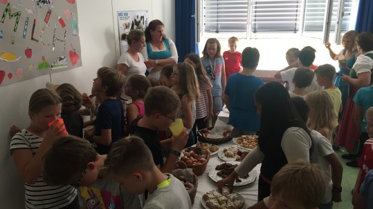 Kinder naschen die Köstlichkeiten eine schöne Feier