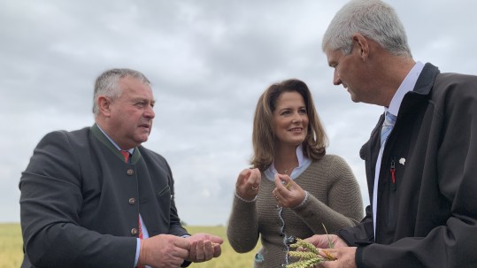 Bauernpräsident Heidl, Landwirtschaftsministerin Kaniber zusammen Getreidepräsident Greif.