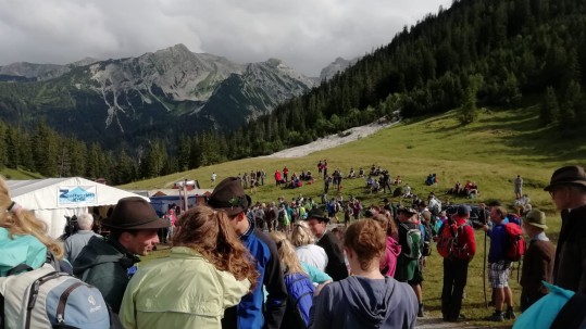 Teilnehmer vor Bergkulisse bei der Hauptalmbegehung