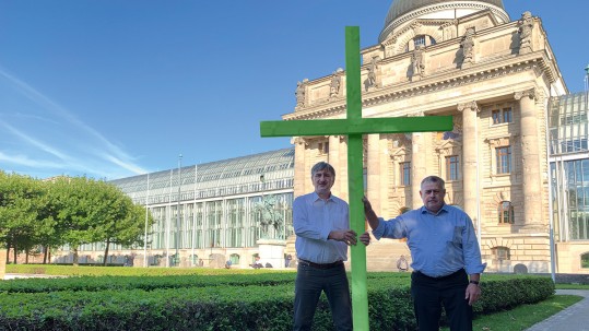 Das grüne Kreuz vor der Staatskanzlei in München
