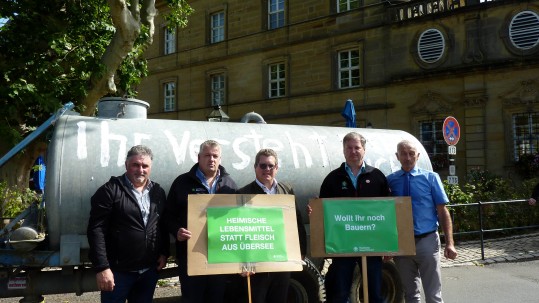 Bauern demonstrieren vor Güllefass