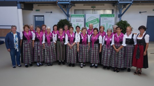 Landfrauenchor Neumarkt mit Bezirksbäuerin Rita Blümel und Kreisbäuerin Sieglinde Hollweck Frauen im Dirndl