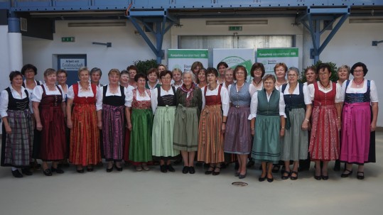 Ortsbäuerinnenchor Amberg-Sulbach mit Bezirksbäuerin Rita Blümel, der Chorbeauftragten für die Oberpfalz Stilla Klein und der Stellv. Kreisbäuerin Christine Niebler Sängerinnen