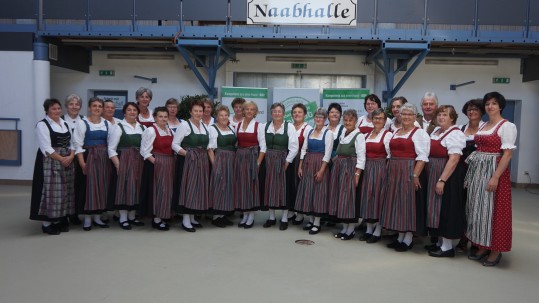 Der Schwandorfer Landfrauenchor mit Bezirksbäuerin Rita Blümel und Kreisbäuerin Sabine Schindler Frauen im Halbkreis