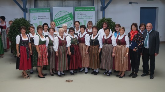 Der Landfrauenchor Waldmünchen mit BBV Bezirkspräsident Josef Wutz, Kreisbäuerin Rosmarie Maier, Stellv. Kreisbäuerin Getraud Zollner und Christine Wutz Frauen im Halbkreis