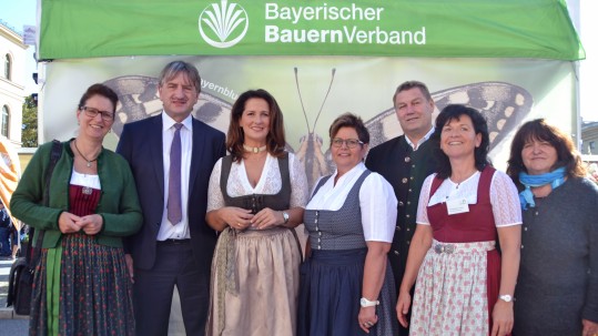 Gruppenbild mit Kaniber auf Bauernmarktmeile