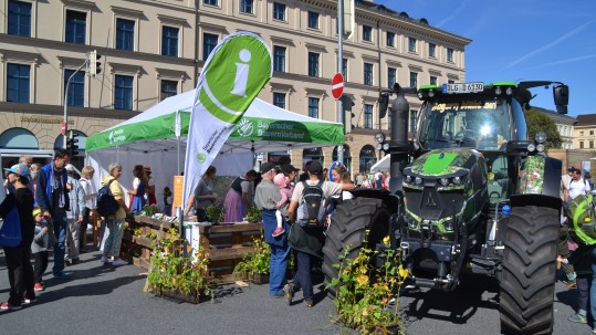 Blühschlepper auf der Bauernmarktmeile München