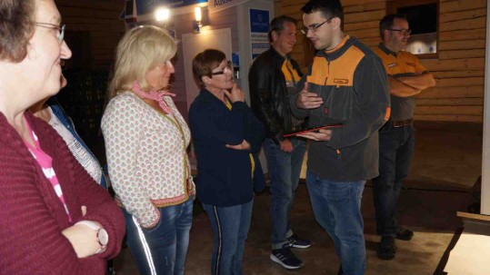 Hornbachmitarbeiter zeigt Landfrauen Smart Home Hornbachmitarbeiter zeigt Landfrauen Smart Home