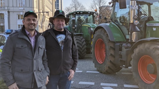 zwei bauern demonstrieren in hamburg