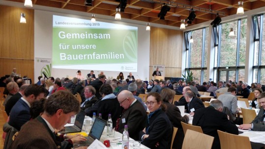 Ein Blick über die Delegierten die bei der Landesversammlung des Bayerischen Bauernverbandes in Herrsching dabei sind.