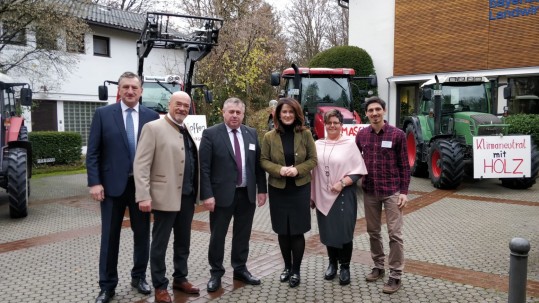 Ministeriun Kaniber am Eingang des Haus der bayerischen Landwirtschaft in Herrsching bei der Landesversammlung des BBV.