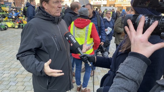 2019-11-14-demo-hamurg-3 demonstrant wird interviewt