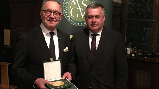 Gerd Sonnleitner wurde mit der MSGW-Medaille geehrt. Laudatio hielt Walter Heidl Gerd Sonnleitner und Walter Heidl