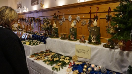 Weihnachtsmarkt Achenmühle stellt aus.
