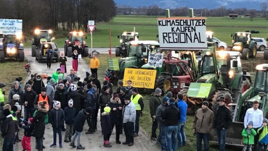 Bauern machen Mahnfeuer