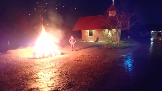 Mahnfeuer mit Landwirt