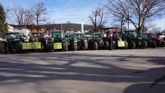 Bulldogs vor der Inntalhalle