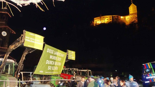 LsV protestiert vor der Festhalle in Aschau
