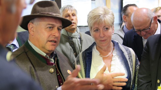 Walter Heidl im Milchviehstall auf dem Bayerischen Zentral-Landwirtschaftsfest