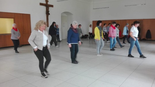 Frau Eisold lernt den Landfrauen eine Linedancechoreografie Frau Esold lernt den Damen Linedance