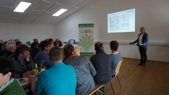 Katrin Zoglauer bei ihrem Referat zur Arbeit des Landesfachausschusses Ökolandbau Katrin Zoglauer bei ihrem Referat zur Arbeit des Landesfachausschusses Ökolandbau
