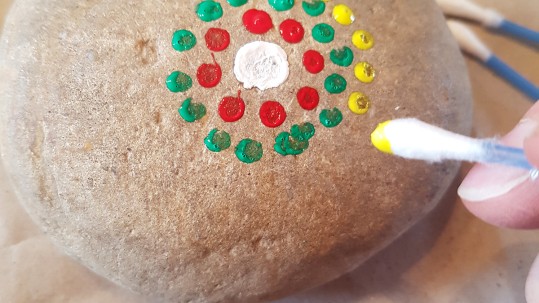 Wattestäbchen um den Stein zu bemalen