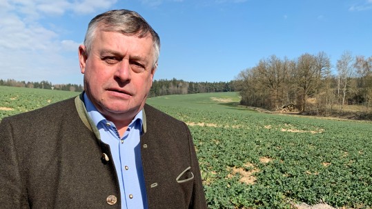 Bauernpräsident Walter Heidl auf seinem Hof in Niederbayern