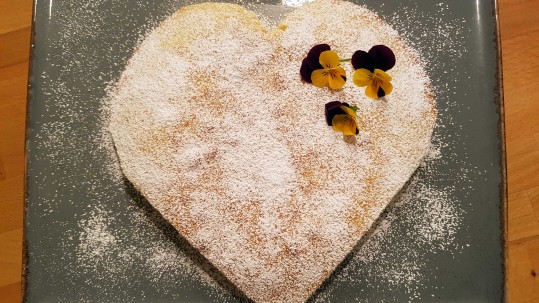 Ein Kuchen in Herzform ausgeschnitten