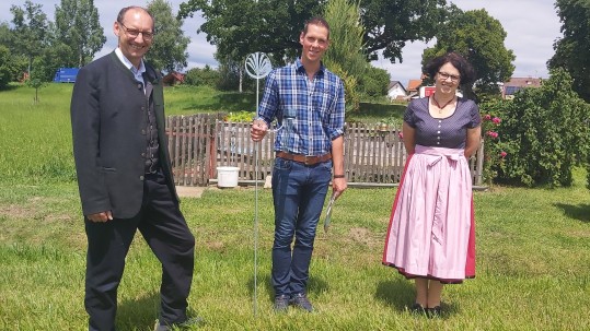 Hofübernehmer Johannes Jungwirth nimmt seinen Regenmesser entgegen