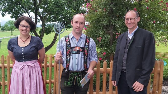 Michael Schweiger nimmt seinen Regenmesser entgegen