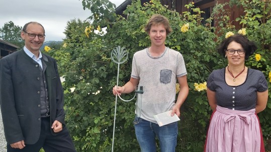 Hofübernehmer Leonhard Spatz mit seinem Regenmesser