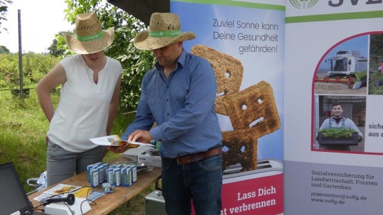 Michaela und Alexander Apfelboeck interessierten sich am Stand der SVLFG über Möglichkeiten des UV- und des Hitzeschutzes bei Erntearbeiten. SVLFG Infostand