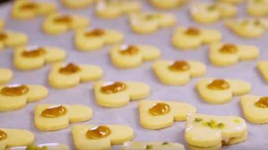 Backblech mit herzförmigen Orangenplätzchen