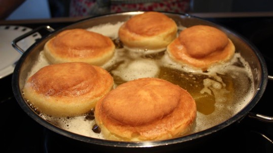 Krapfen werden in Schmalz gebacken.